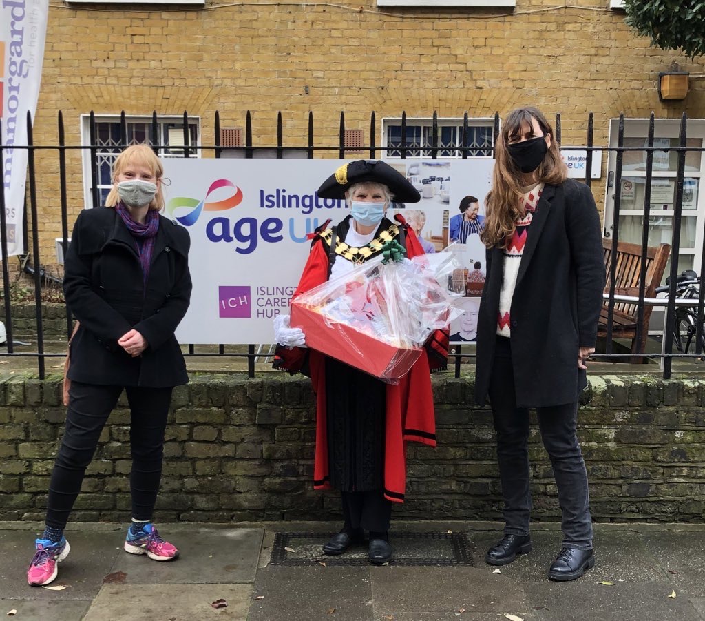 Islington Mayor helps Age UK Islington deliver hampers