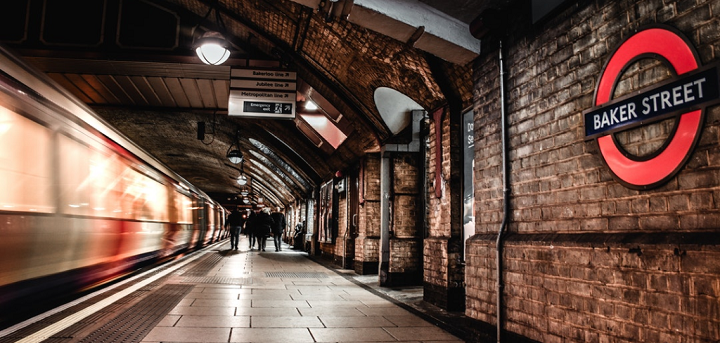 A tube pulling in to Baker Street station.