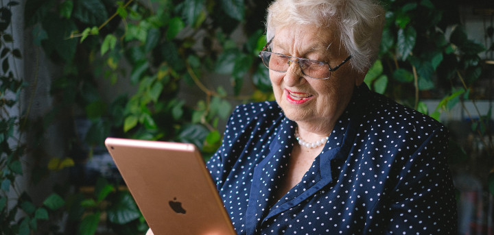 LAdy with tablet
