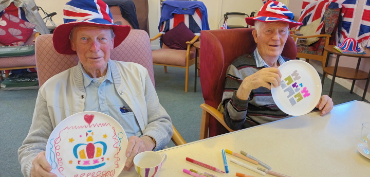 Les and Nev had a fantastic time decorating plates.