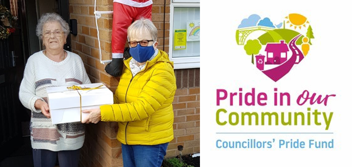 Volunteer Lynne delivering a parcel to a day centre memberVolunteer Lynne delivering a parcel to a day centre member during lockdown