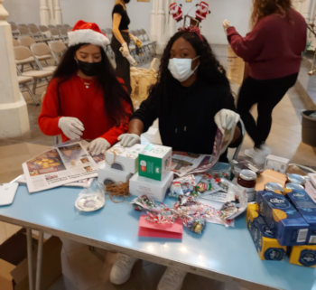 project volunters packing hampers