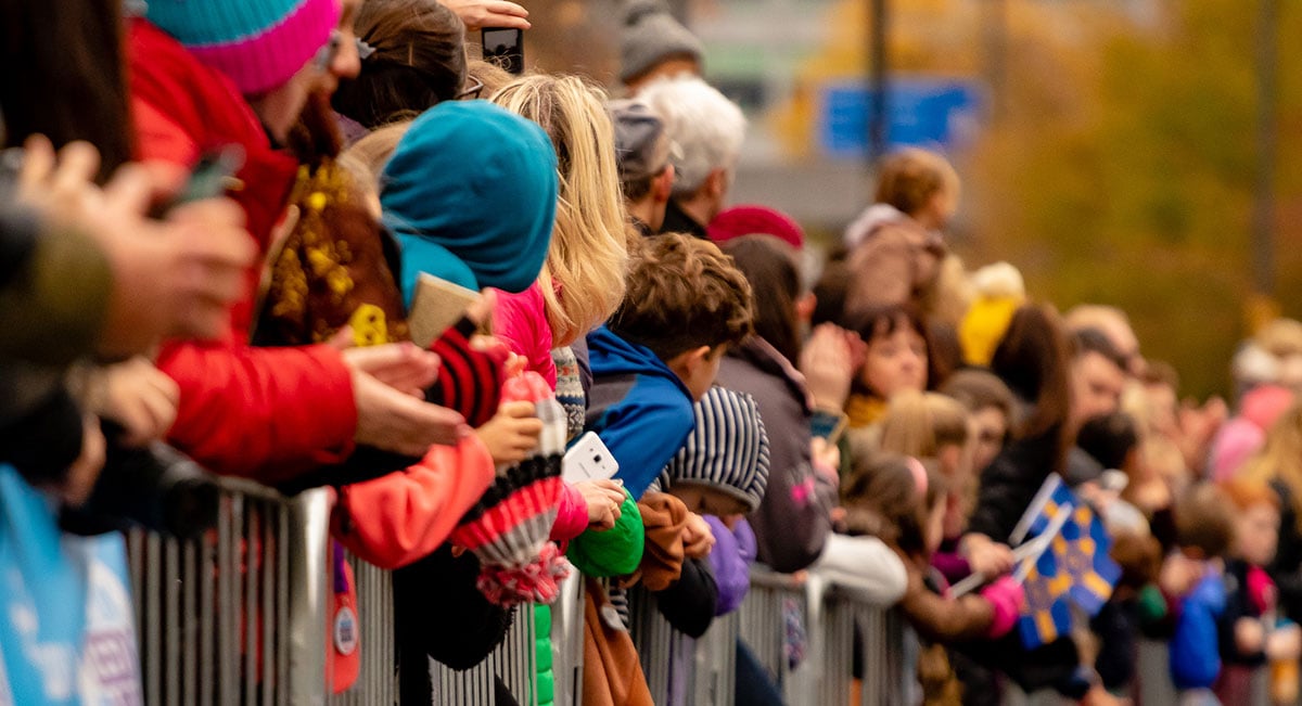 A crowd cheering on runners at the Leeds Abbey Dash