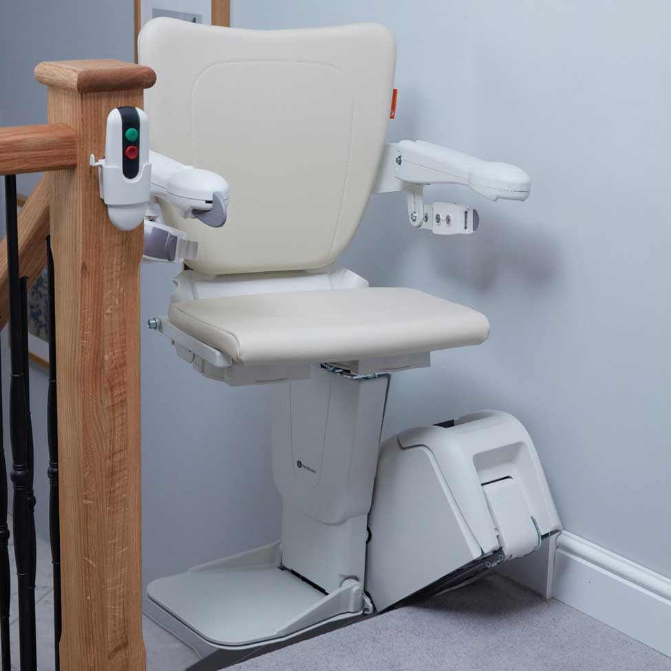 Swivelling stairlift seat